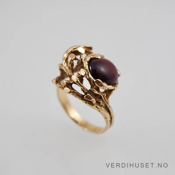 Hovedbilde Ring i 14 K gull med rød sten