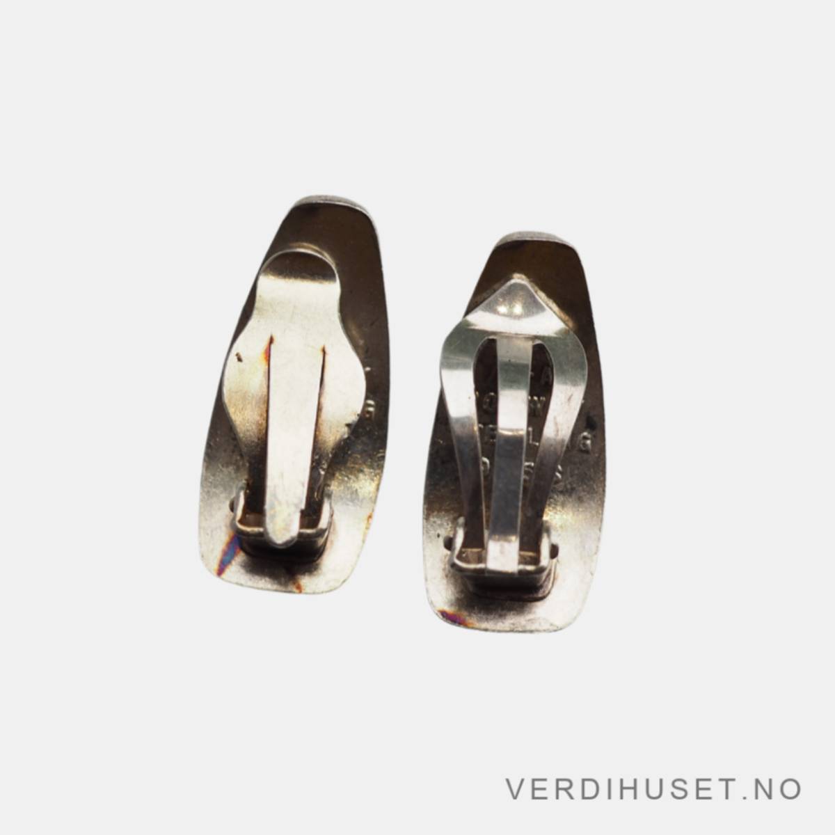 Øreklips i sølv , Saga-serien, 