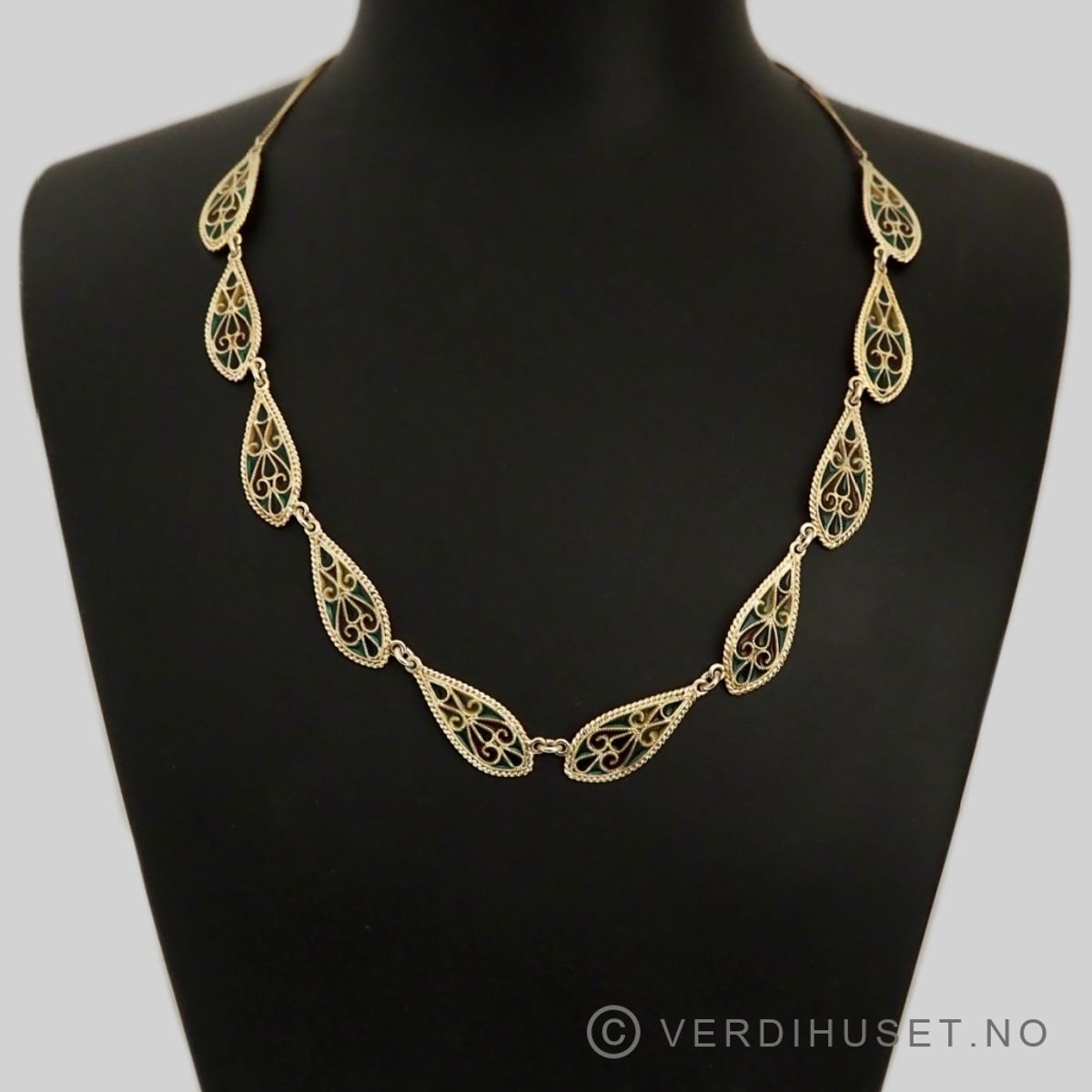 Halssmykke i forgylt sølv med vindusemalje