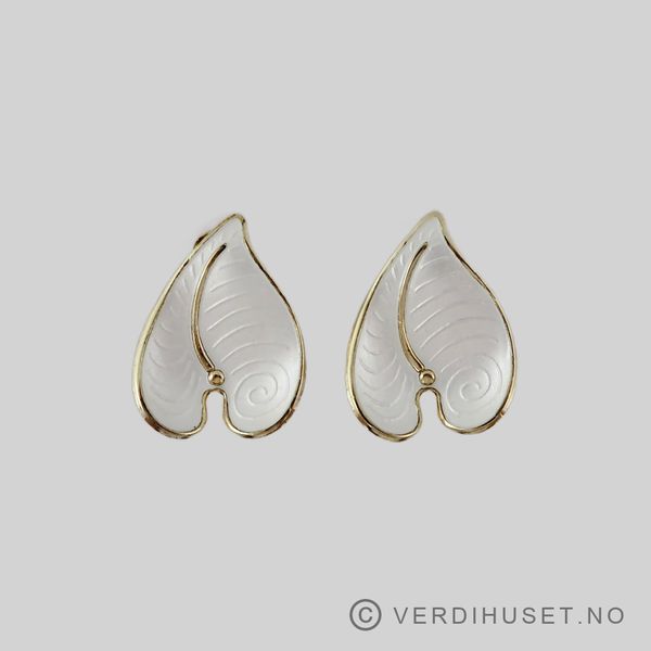 Hovedbilde Øreklips i forgylt sølv med hvit emalje - E. ...