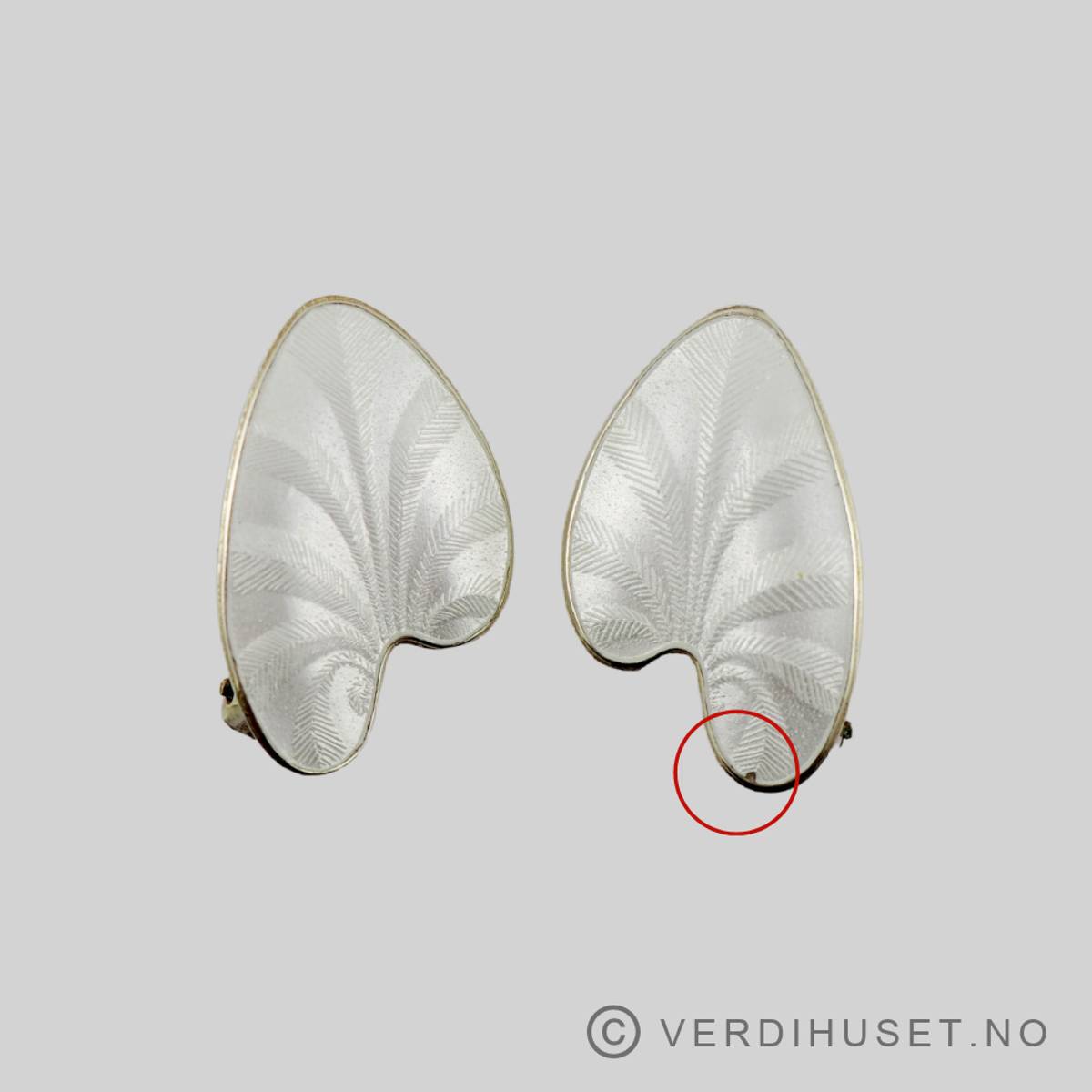 Øreklips i forgylt sølv med hvit emalje