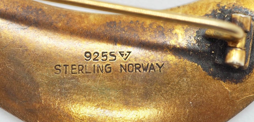 Brosje i sølv med hvit emalje - Finn Jensen
