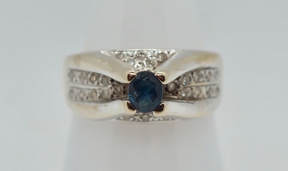 Ring i 18 K gull med stener