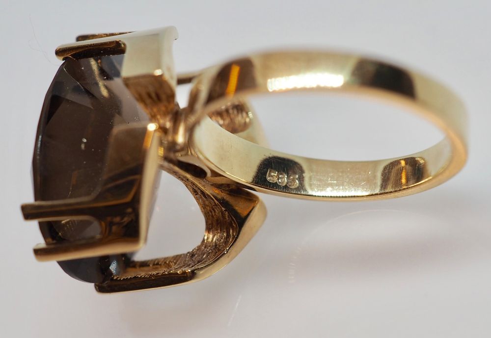 Ring i 14 K gull med stor brun sten