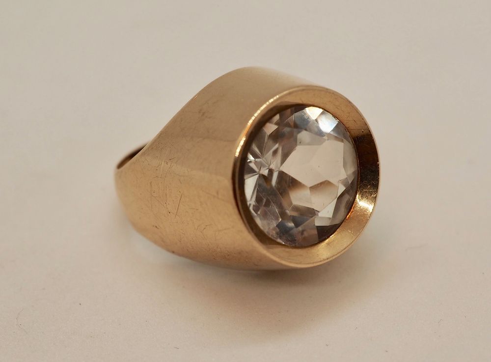 Ring i 14 k gull med stor blank sten