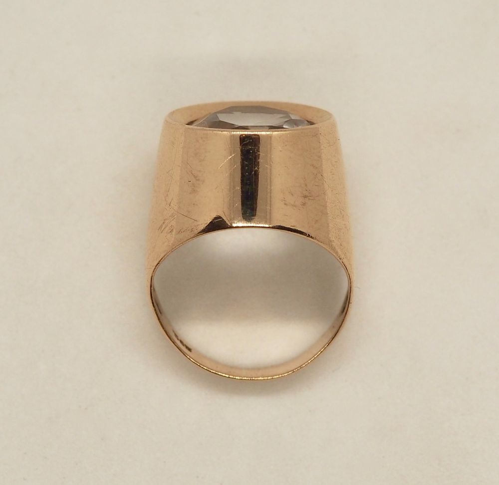 Ring i 14 k gull med stor blank sten