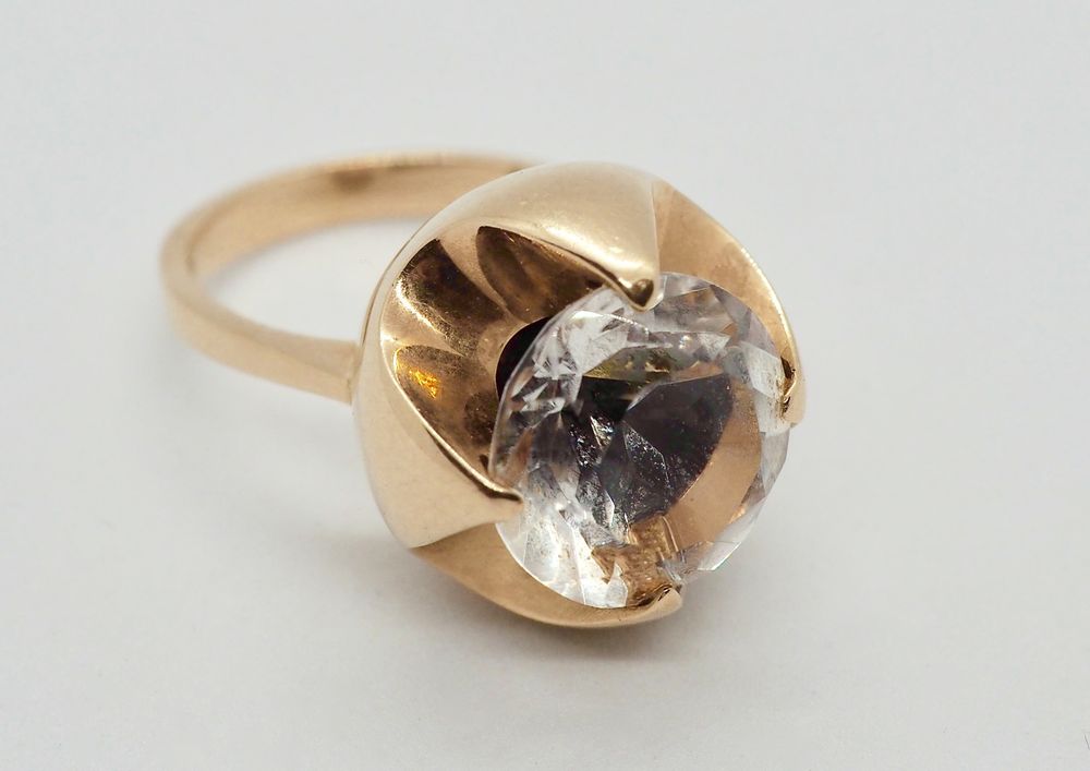 Ring i 14 K gull med stor blank sten 