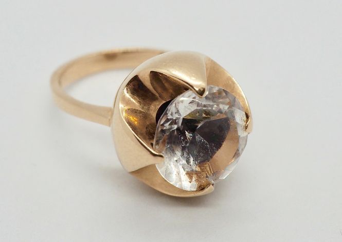 Hovedbilde Ring i 14 K gull med stor blank sten 