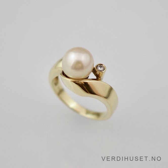 Hovedbilde Ring i 14 K gull med perle og blank sten