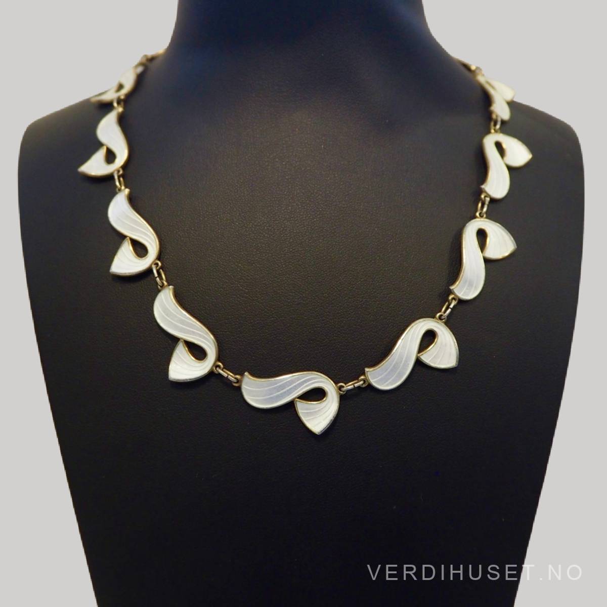 Halssmykke i sølv og hvit emalje - Ivar T. Holth