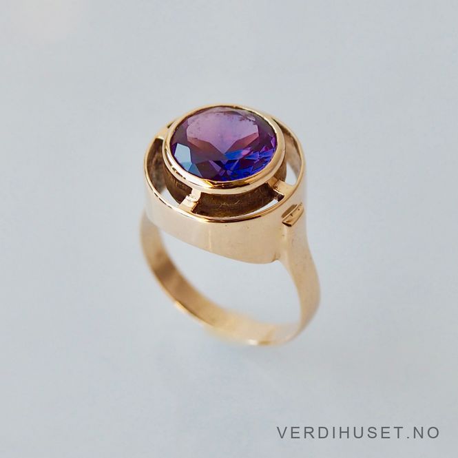 Hovedbilde Ring i 14 K gull med lilla sten
