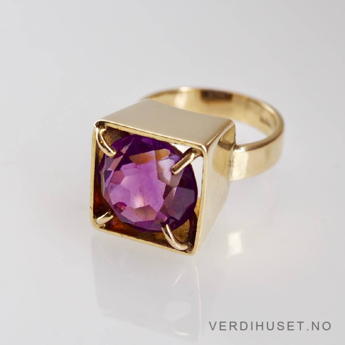 Ring i 14 K gull med lilla sten