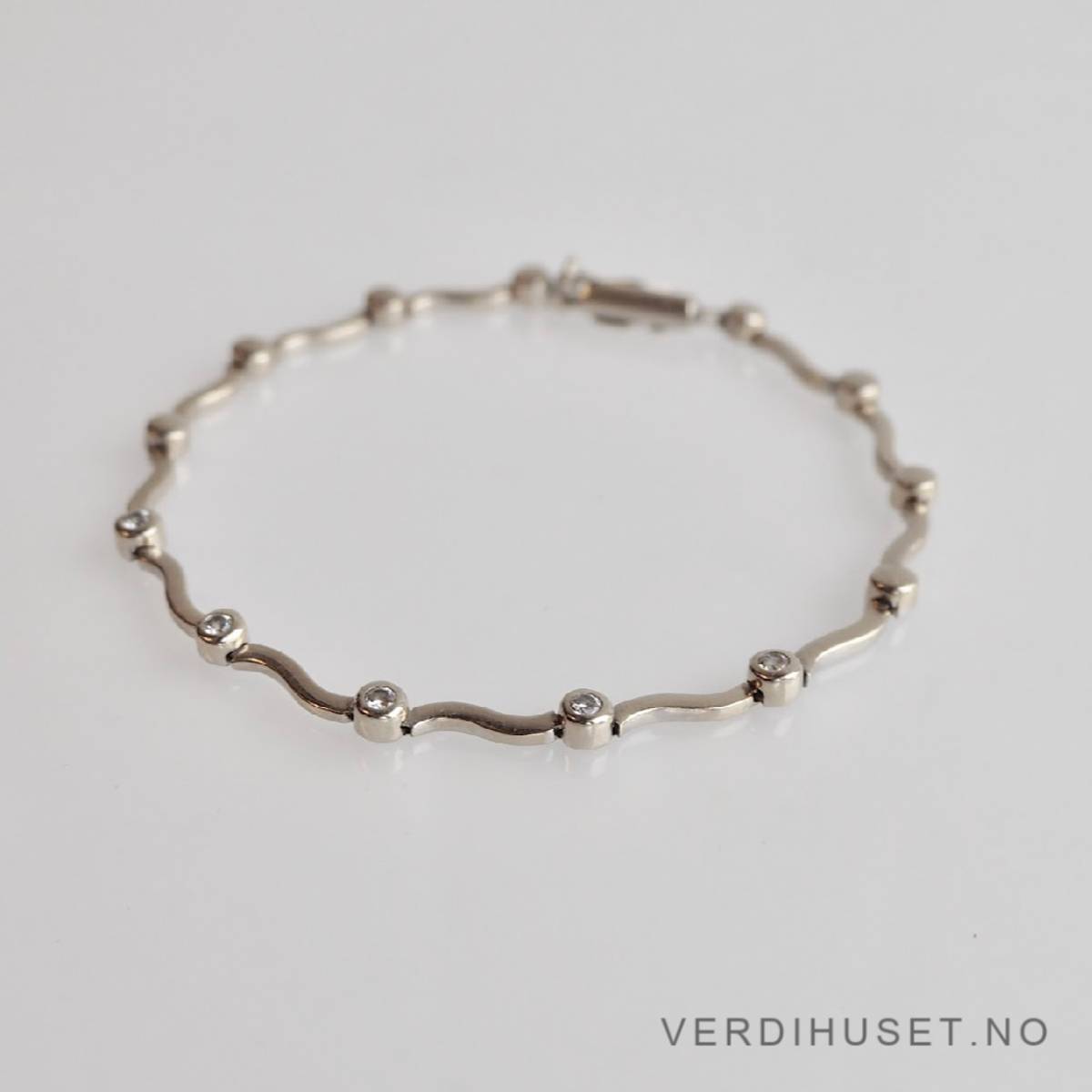 Armbånd i 14 K hvitt gull med blanke stener
