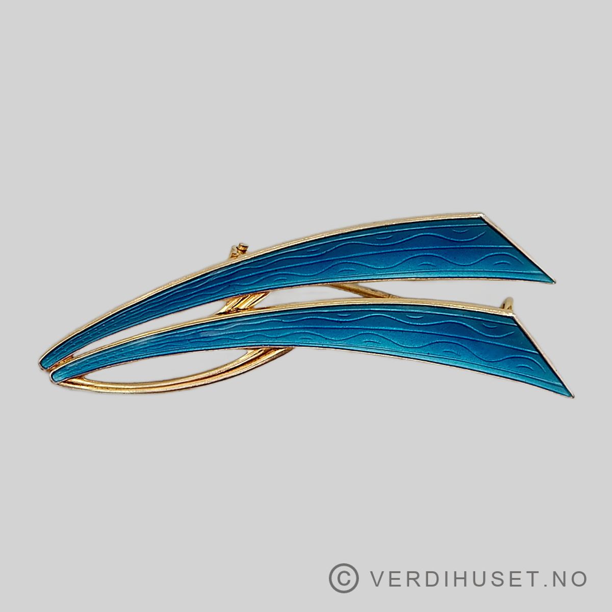 Brosje i forgylt sølv med blå emalje