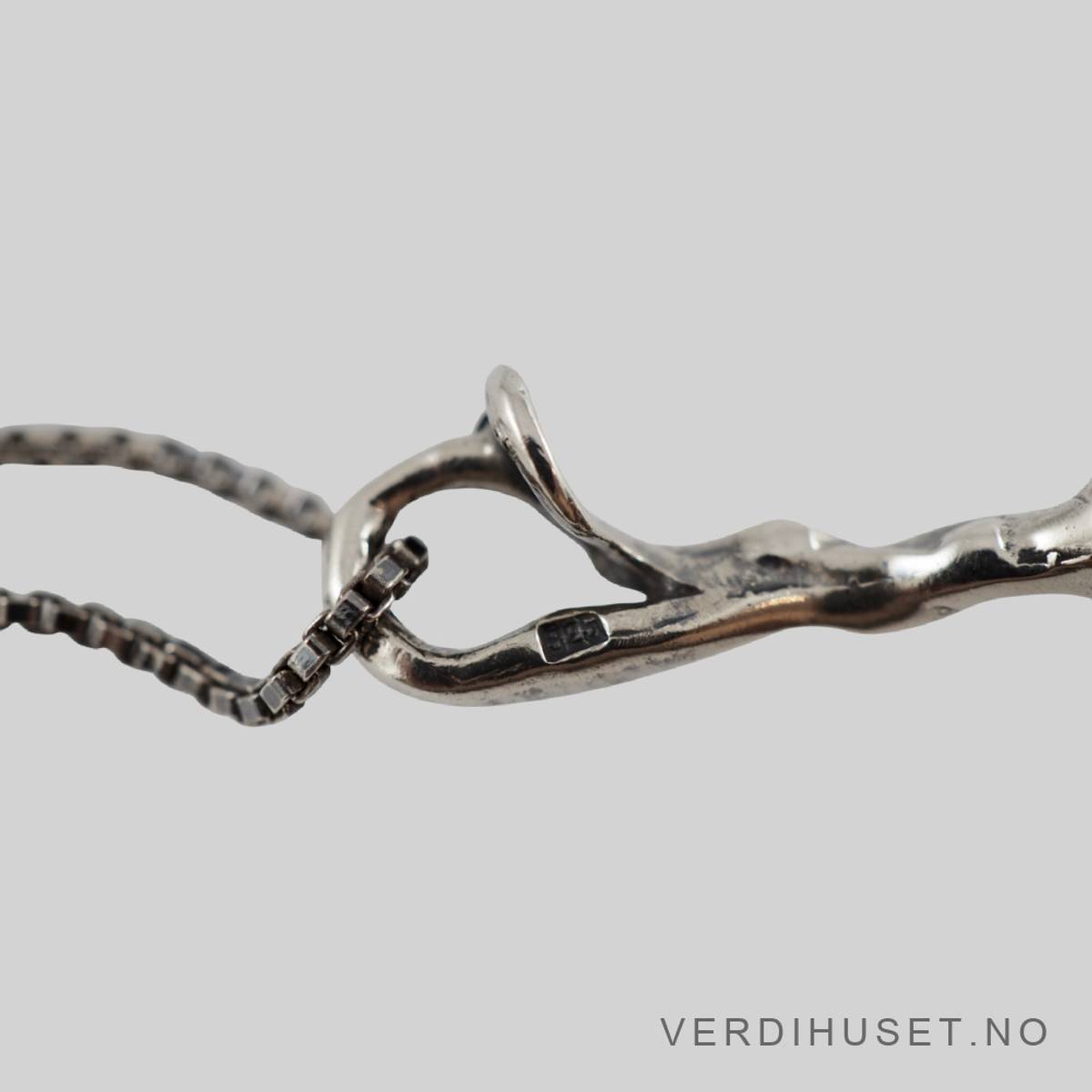 Stort anheng i sølv med grønne stener