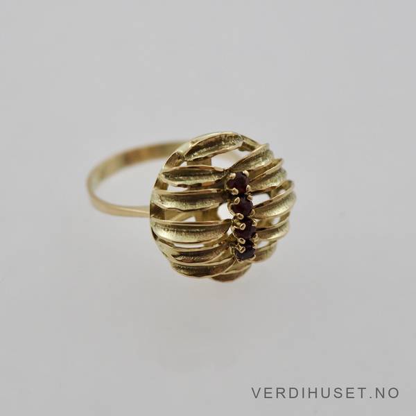 Hovedbilde Ring i 14 K gull med røde stener