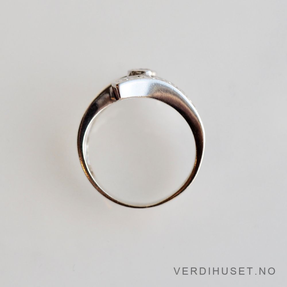 Ring i 14 K hvitt gull med blanke stener