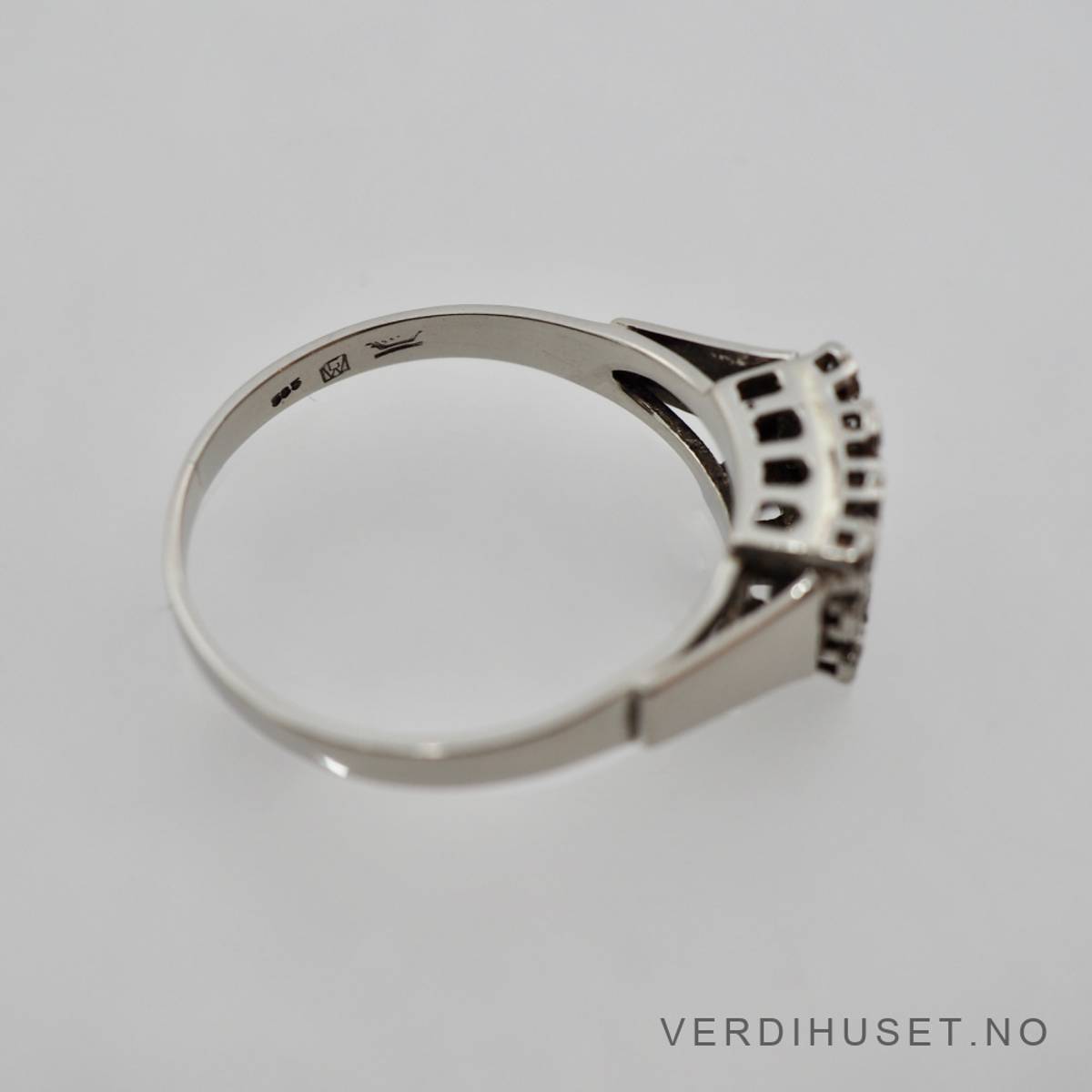 Ring i 14 K hvitt gull med blanke stener