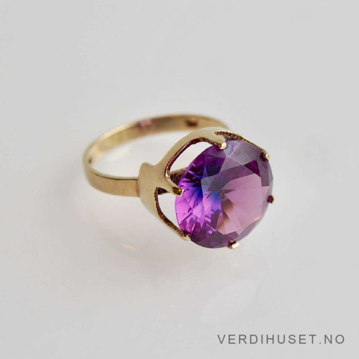 Ring i 14 K gull med rosa sten