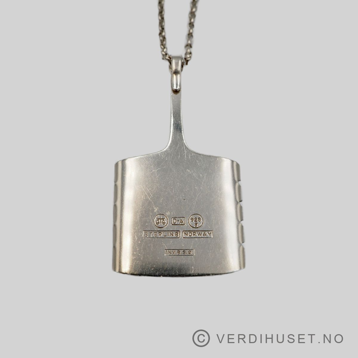 Halssmykke i sølv med blå emalje - D-A