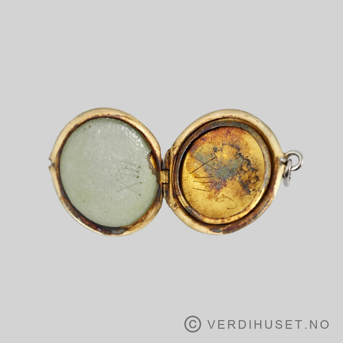 Anheng/Medaljong i sølv med emalje 