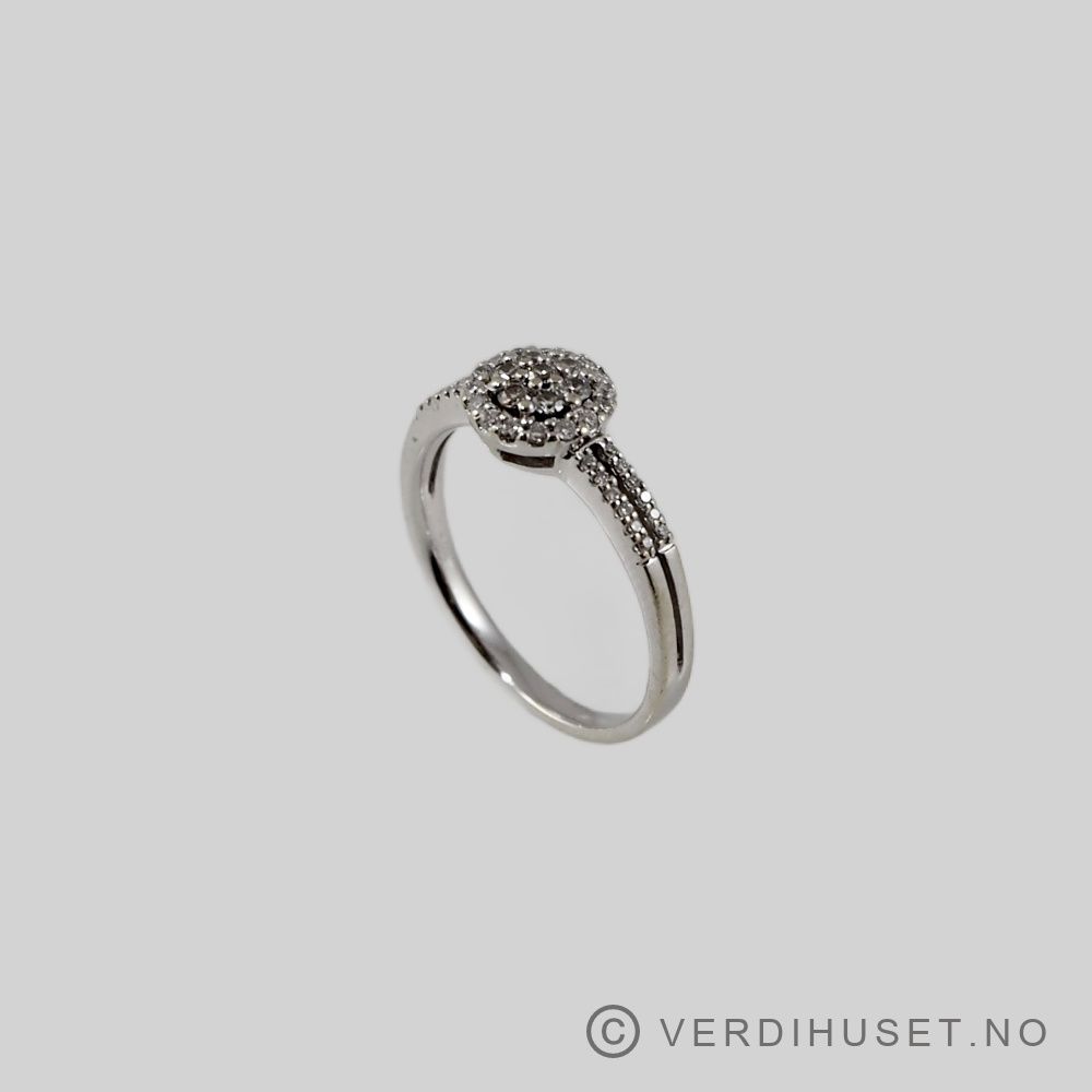 Ring i 14 K hvitt gull med blanke stener
