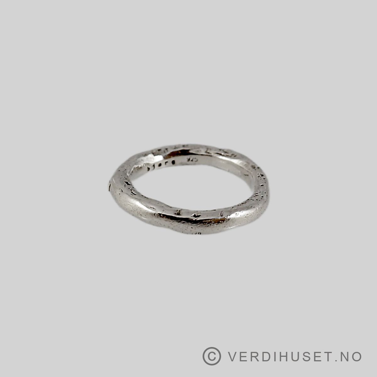 Håndlaget ring i sølv - Bjørg