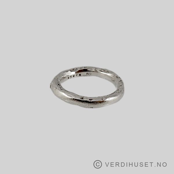 Hovedbilde Håndlaget ring i sølv - Bjørg