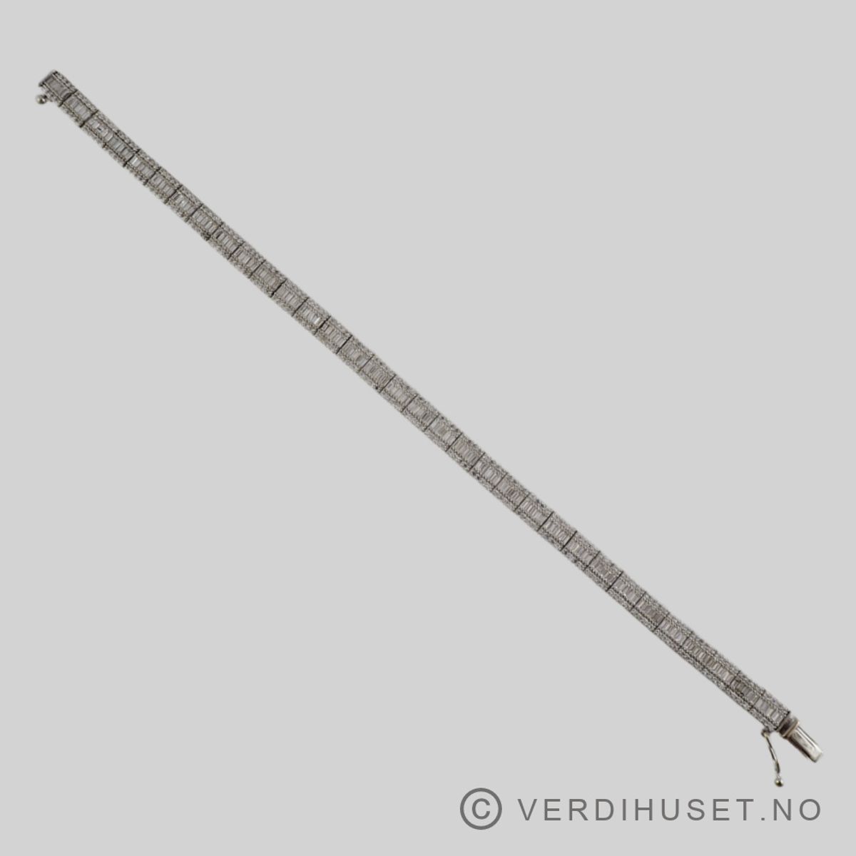 Armbånd i 14 K hvitt gull med blanke stener