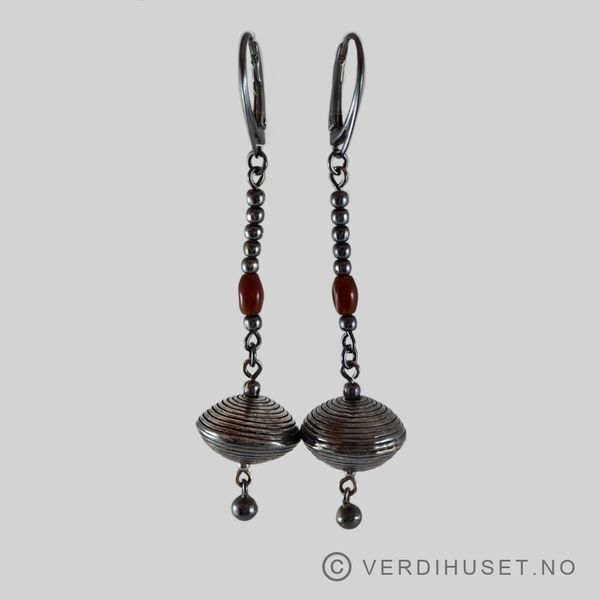 Hovedbilde Ørepynt i oksidert sølv