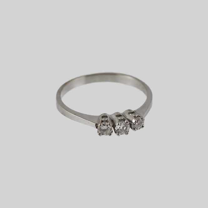 Hovedbilde Ring i 14 K hvitt gull med 3 blanke stener
