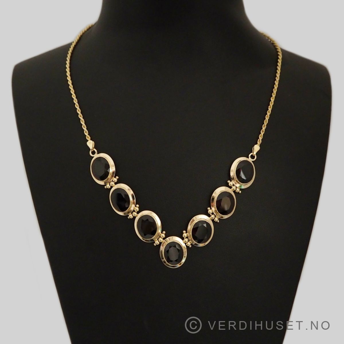 Halssmykke i 14 K gull med røde stener