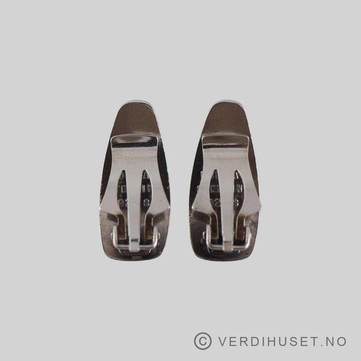 Øreklips i sølv, Saga-serien, 