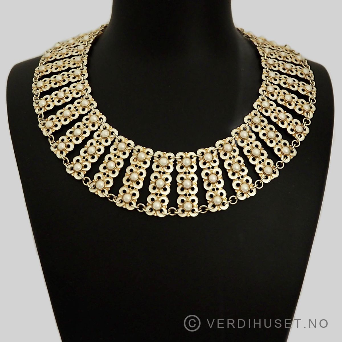 Halssmykke i forgylt sølv med hvit emalje - D-A