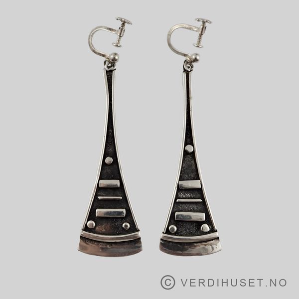 Hovedbilde Ørepynt i oksidert sølv