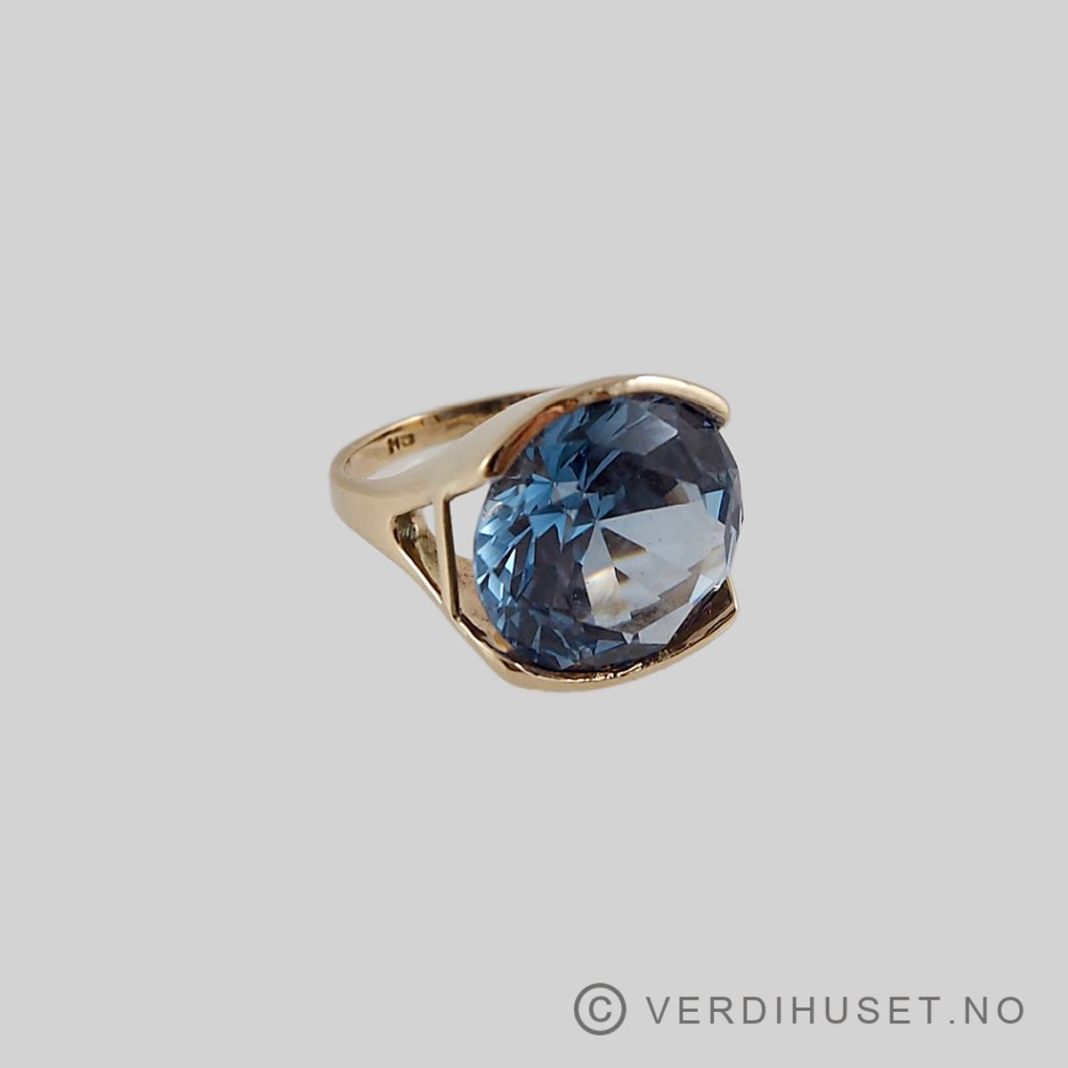 Ring i 14 K gull med blå sten