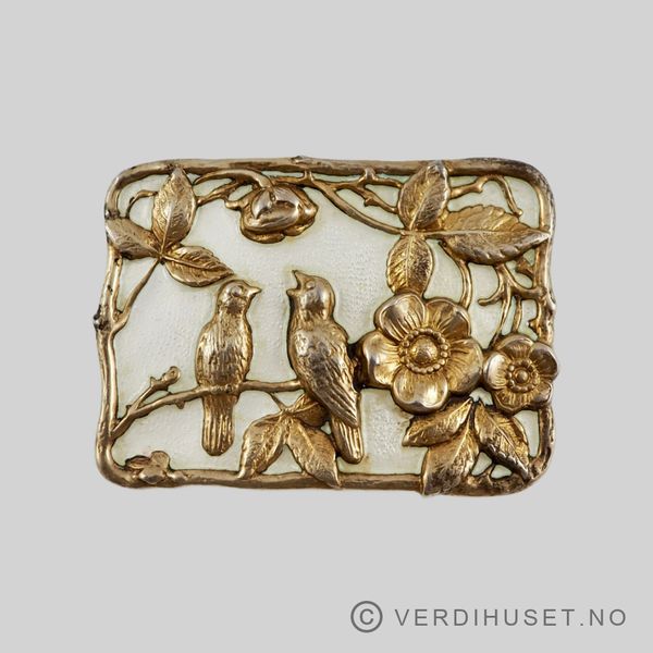 Hovedbilde Brosje i forgylt sølv med hvit emalje