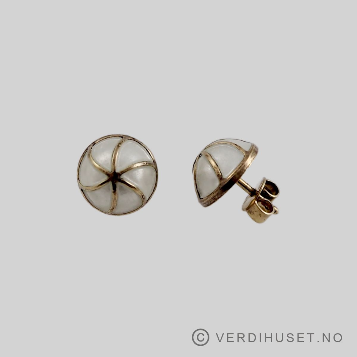 Ørepynt i forgylt sølv med hvit emalje - D-A