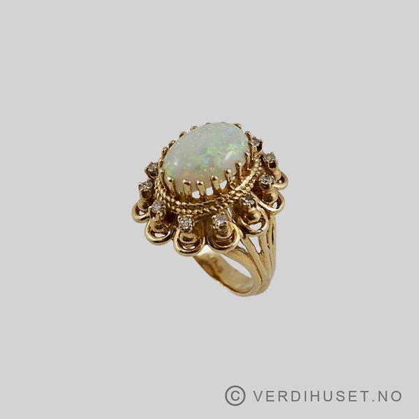 Hovedbilde Kraftig ring i 14 K gull med opal og diamanter