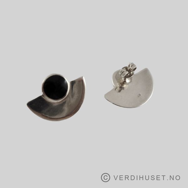 Hovedbilde Ørepynt i sølv med sort sten