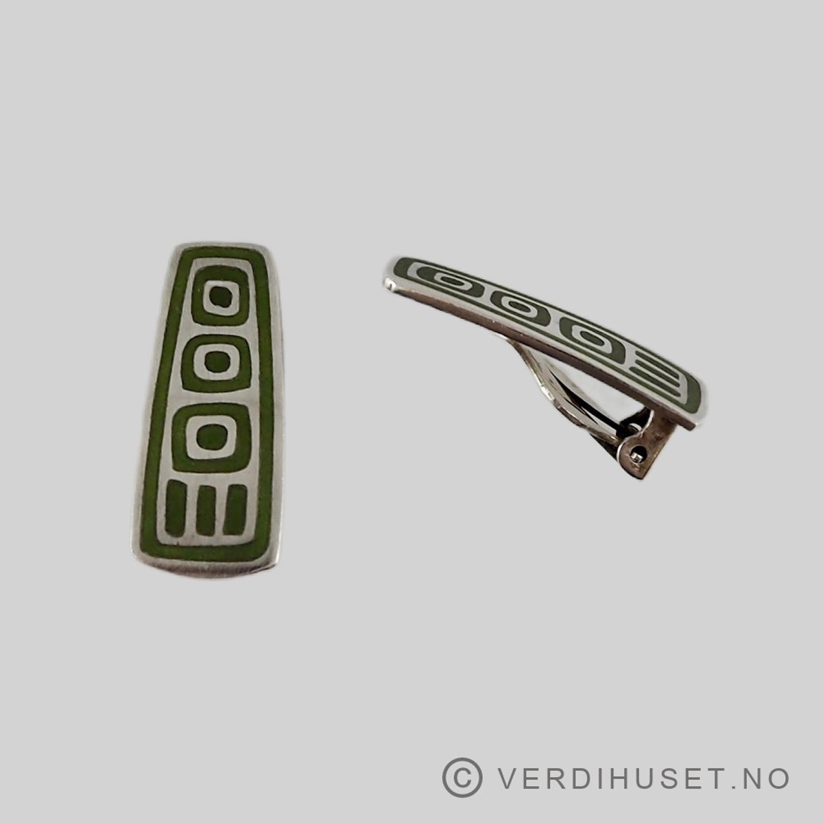 Øreklips i sølv med matt grønn emalje - Uni D-A