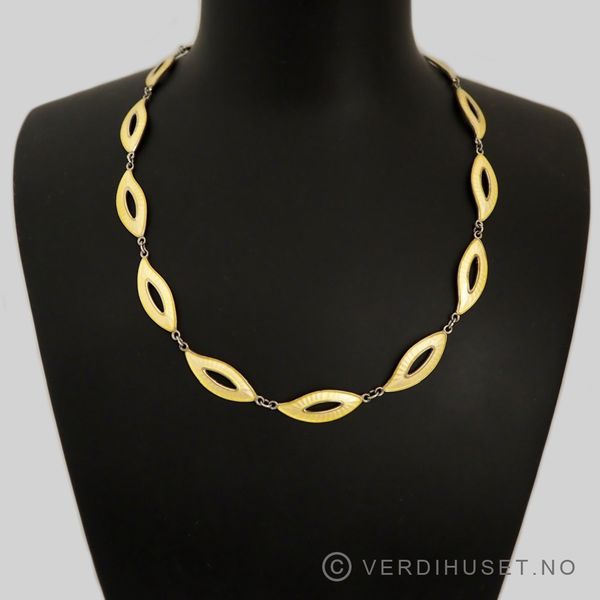 Hovedbilde Halssmykke i forgylt sølv med gul emalje