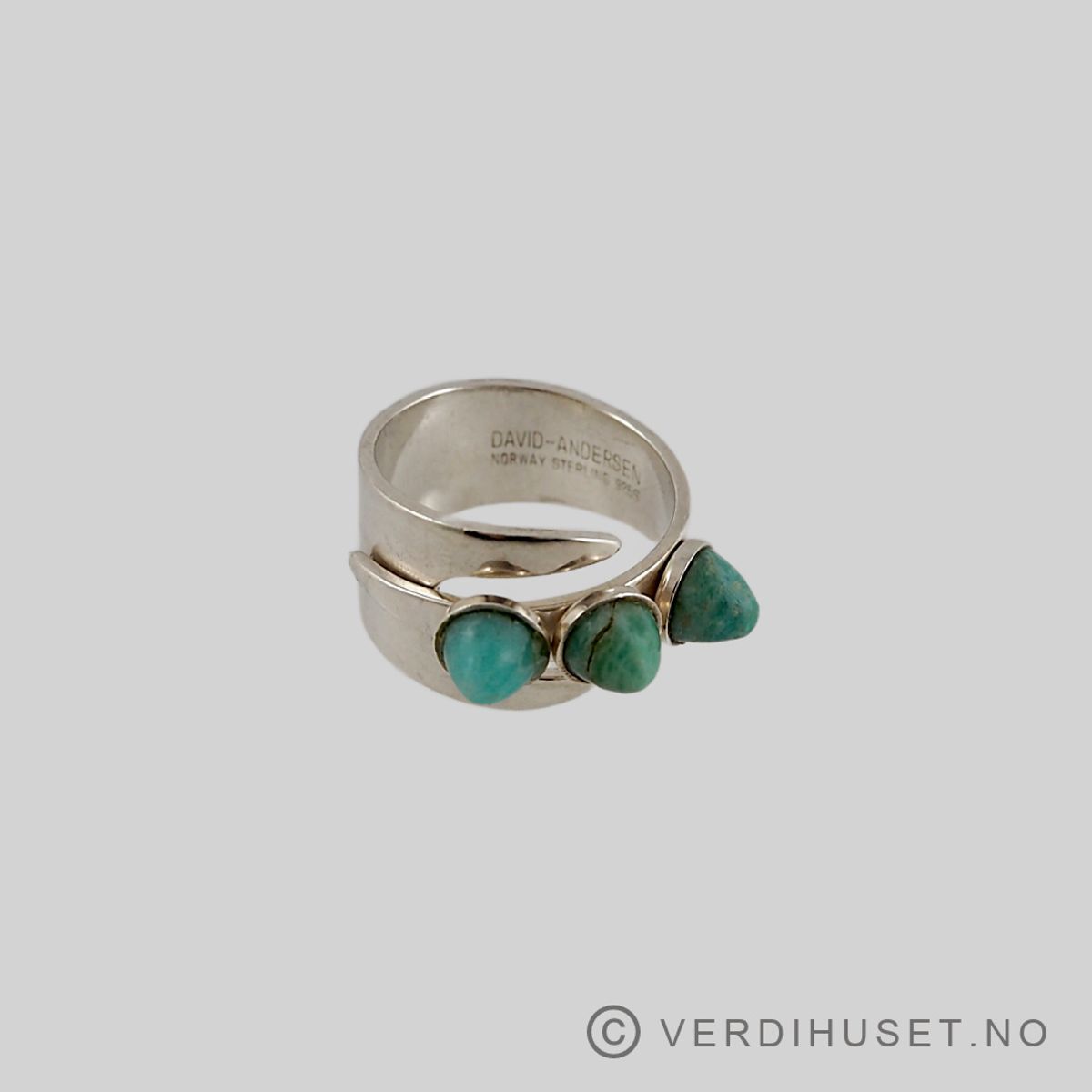 Ring i sølv med 3 grønne stener - D-A