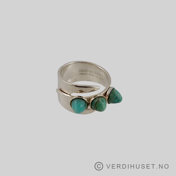 Hovedbilde Ring i sølv med 3 grønne stener - D-A