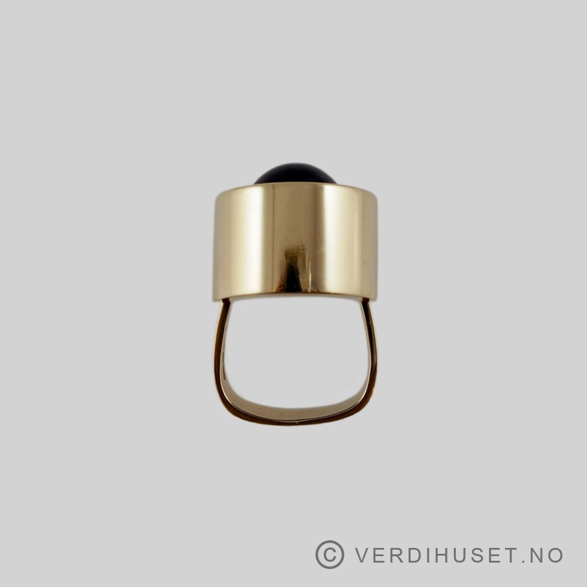 Kraftig ring i 14 K gull med lilla sten - Ole Lynggaard