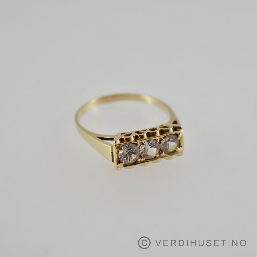 Ring i 14 K gull med 3 blanke stener 