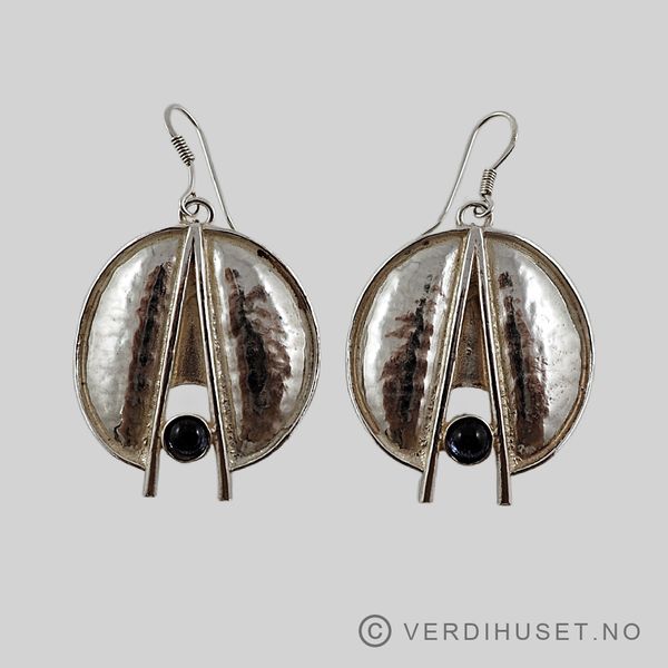 Hovedbilde Ørepynt i sølv med lilla sten - Y.O. Kristiansen