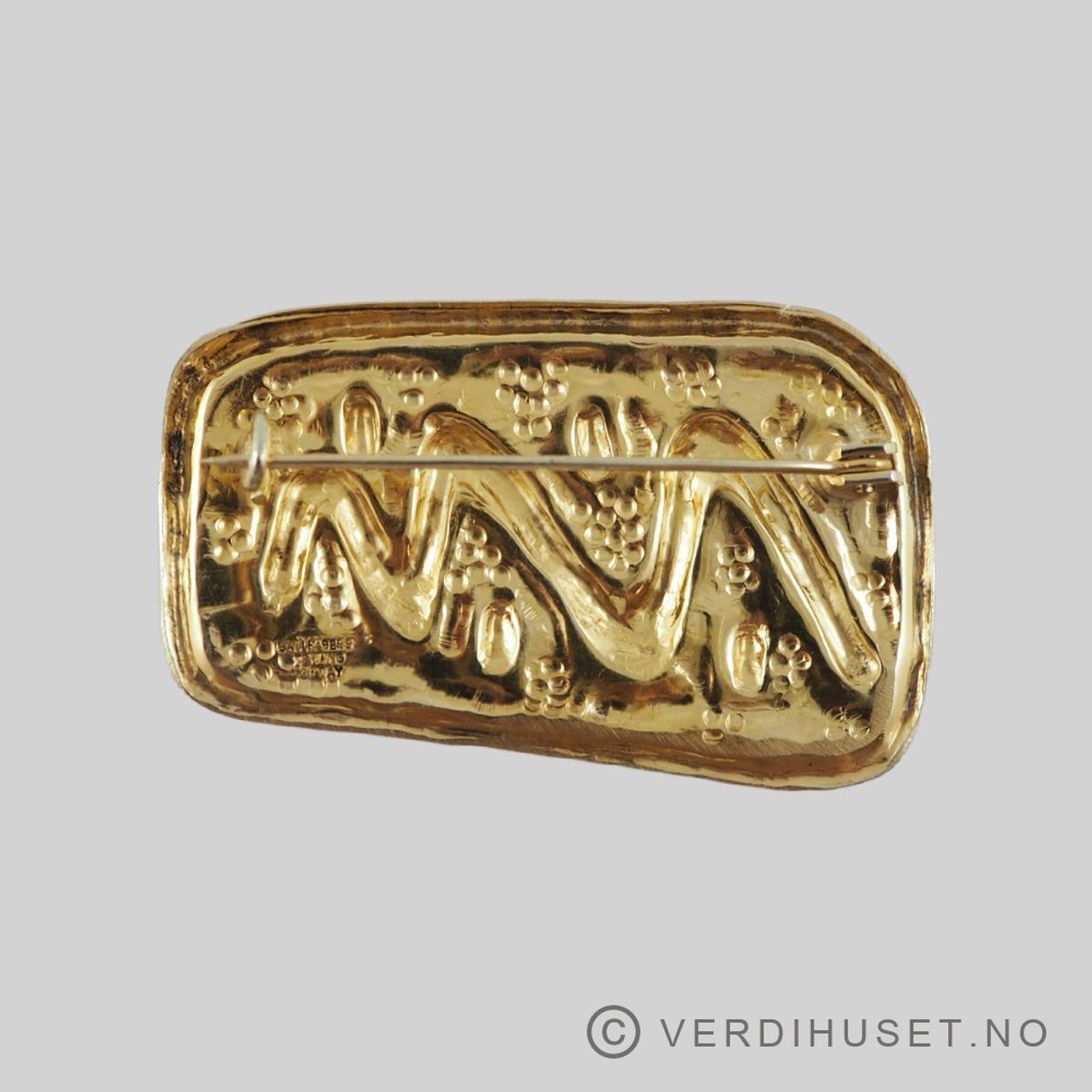 Brosje i forgylt sølv med hvit emalje - Ø. Balle