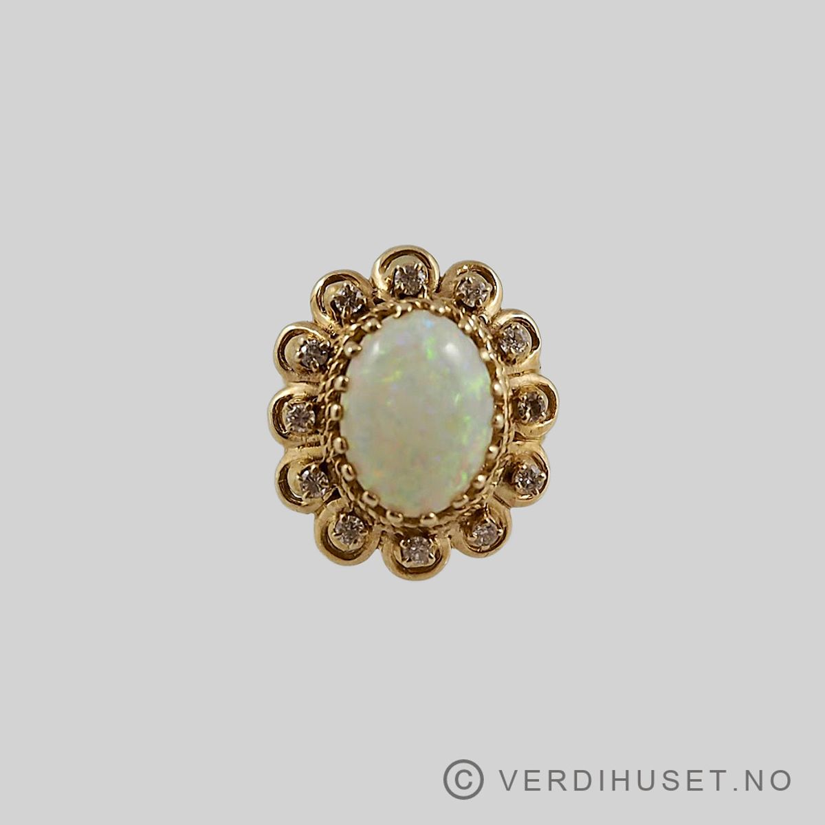 Kraftig ring i 14 K gull med opal og diamanter