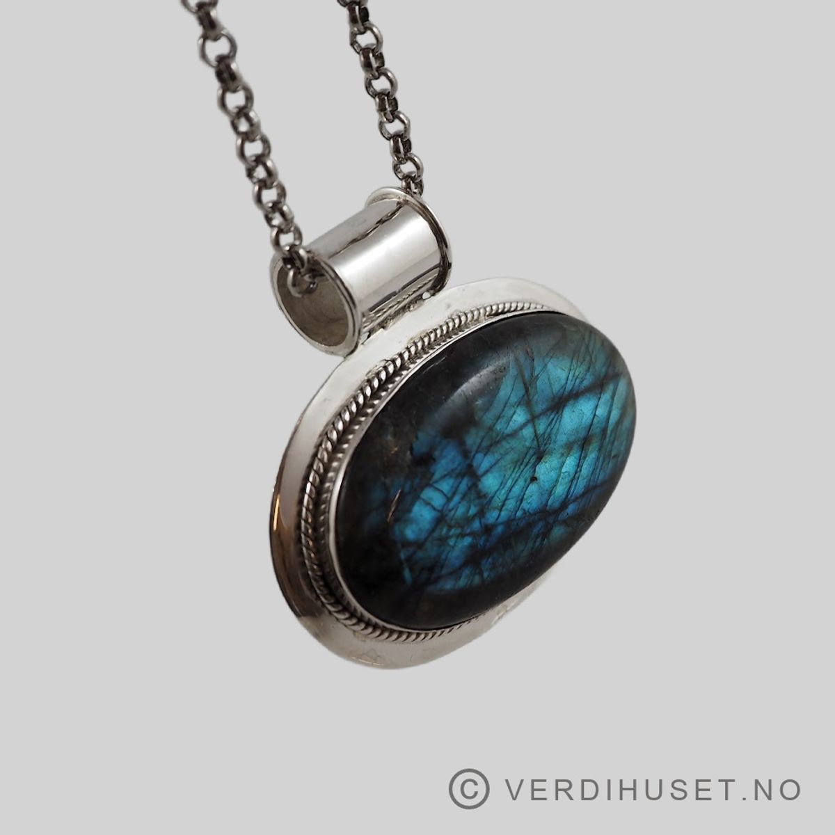 Stort anheng i sølv med sten